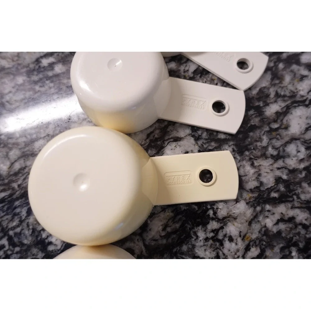 Vintage Pyrex Accessory‎ measuring cups set of 4 off white color baking utensils